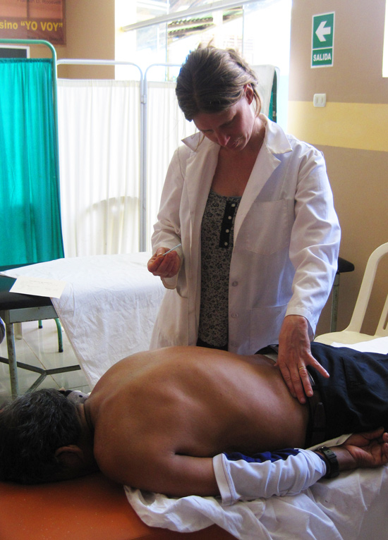 Acupuncture-Volunteering-Salvacion-Peru-Clinic-4